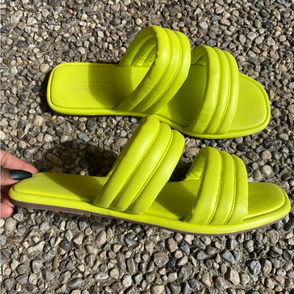 SIZE 10| NEON YELLOW SLIDES